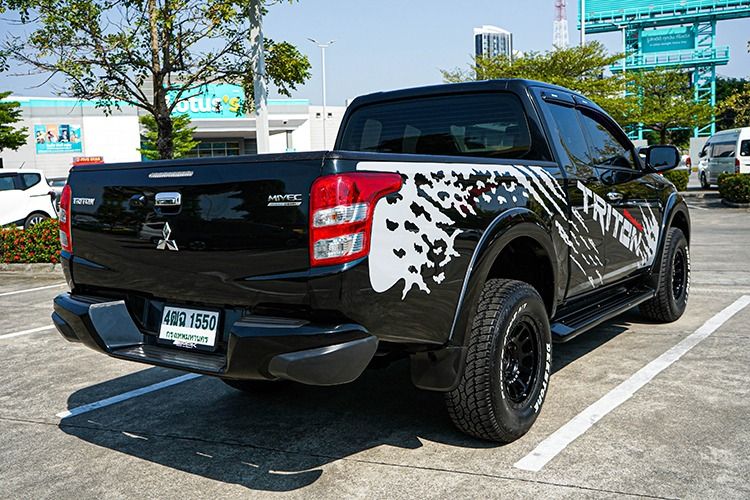 Mitsubishi Triton 2018 2.4 GLS Limited Plus Pickup ดีเซล เกียร์ธรรมดา ดำ รูปที่ 4