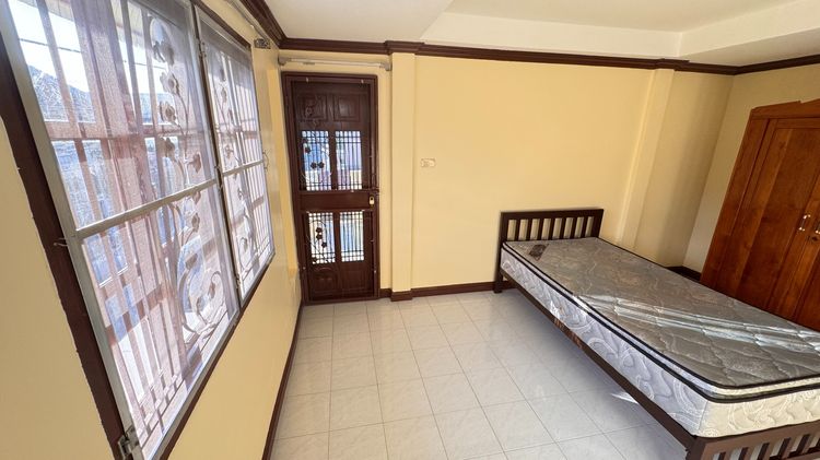 มีบางส่วน อื่นๆ สร้างเสร็จก่อน 2010 ให้เช่าทาวน์โฮมหลังใหญ่ 5 ห้องนอน ติด BTS พหลโยธิน 59 (100 เมตร) ใกล้ห้าง ใกล้ตลาด ครบจบในที่เดียว รูปที่ 2