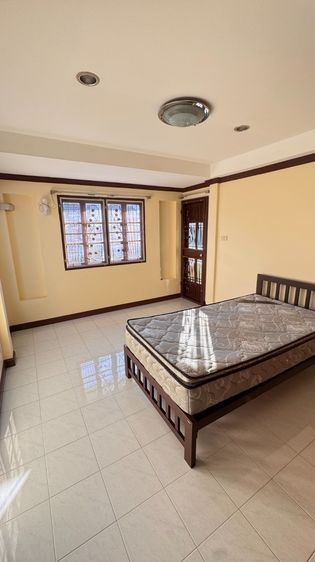 มีบางส่วน อื่นๆ สร้างเสร็จก่อน 2010 ให้เช่าทาวน์โฮมหลังใหญ่ 5 ห้องนอน ติด BTS พหลโยธิน 59 (100 เมตร) ใกล้ห้าง ใกล้ตลาด ครบจบในที่เดียว รูปที่ 3