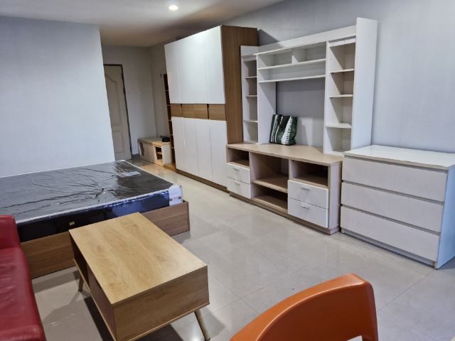 ห้องว่างให้เช่า รีเจ้นท์โฮม 8 พร้อมเฟอร์ 5500 ต่อเดือน แอร์ เครื่องทำน้ำอุ่น ตู้เย็น ใกล้สถานีรถไฟฟ้าสายหยุด ติดต่อ 0619265665