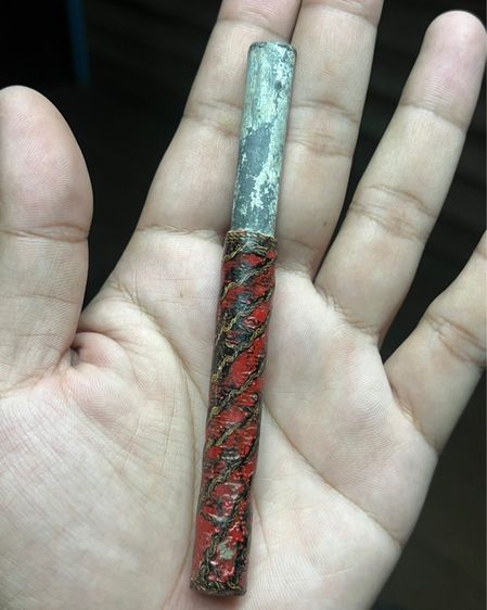 ตะกรุดตะกั่วลงรักชาติแดงมันมันไม่ทราบที่ยาว 4.7 นิ้ว(มีสินค้าหลายรายการกดเข้ามาดูในโปรไฟล์ได้เลยครับ) รูปที่ 2