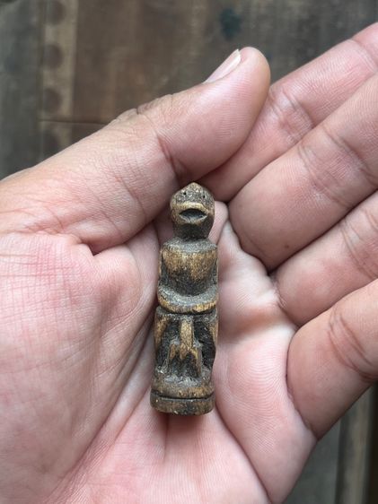 ลิงจับหลักไม้แกะ (มีสินค้าหลายรายการกดเข้ามาดูในโปรไฟล์ได้เลยครับ)