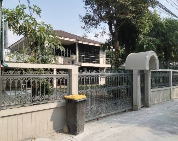 บ้านให้เช่าถ.รามคำแหง60เข้าทางรามคำแหง68และกรุงเทพกรีฑา7ได้ สามารถจดในนามบริษัทได้ จอดรถได้หลายคัน ถนนหน้าบ้านกว้าง เดินทางสะดวก บ้านว่างพร้