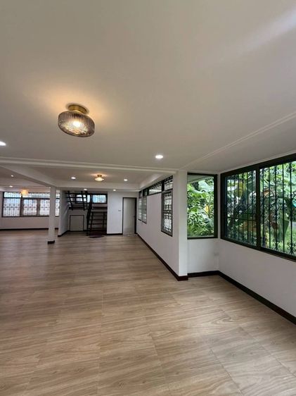 มีบางส่วน บ้านให้เช่าถ.รามคำแหง60เข้าทางรามคำแหง68และกรุงเทพกรีฑา7ได้ สามารถจดในนามบริษัทได้ จอดรถได้หลายคัน ถนนหน้าบ้านกว้าง เดินทางสะดวก บ้านว่างพร้ รูปที่ 3