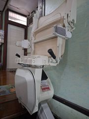 เก้าอี้ลิฟท์ ใหม่มากใช้แค่ 8 เดือน  ยังไม่หมดประกัน 1 ปีเลย