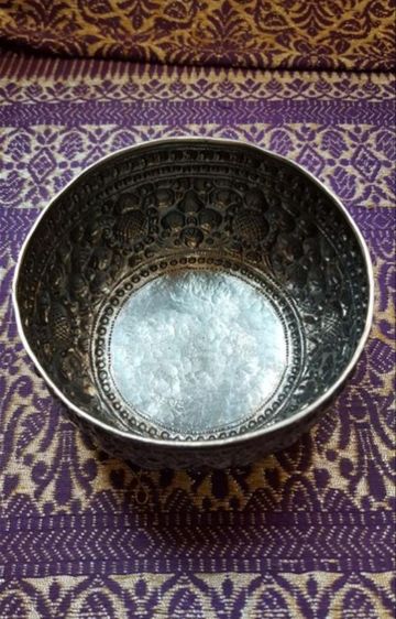 ขันเงินลายดอกกฐิน เงินนิ่ง หนัก 123 กรัม ปากกว้าง 4 นิ้วครึ่ง  รูปที่ 3