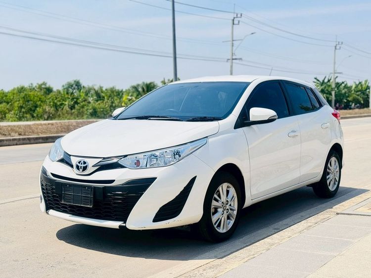 รถ Toyota Yaris 1.2 E สี ขาว