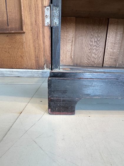 ตู้โชว์ไม้จริงสไตล์วินเทจ 2 บานเปิด 4 ชั้นวาง โครงขาไม้จริงสีน้ำตาลเข้ม  รูปที่ 16