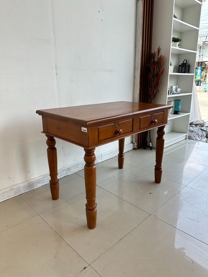 โต๊ะทำงานไม้สัก สไตล์วินเทจ 2 ลิ้นชัก ขากลึงกลมสีน้ำตาล รูปที่ 3