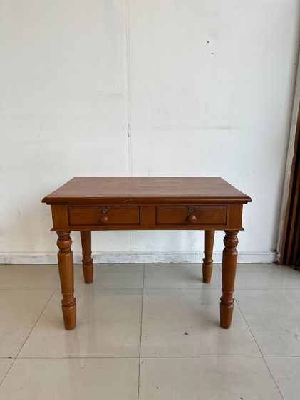 โต๊ะทำงานไม้สัก สไตล์วินเทจ 2 ลิ้นชัก ขากลึงกลมสีน้ำตาล