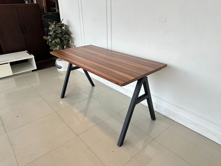 โต๊ะทำงาน ท็อปไม้ MDF ปิดผิวลายไม้สีน้ำตาล โครงขาเหล็กสีดำ รูปที่ 3