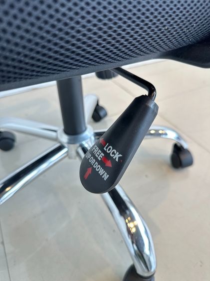 เก้าอี้สำนักงาน เบาะผ้าสีดำ พิงหลังตาข่ายสีน้ำเงิน  รูปที่ 4