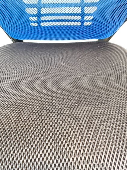 เก้าอี้สำนักงาน เบาะผ้าสีดำ พิงหลังตาข่ายสีน้ำเงิน  รูปที่ 11