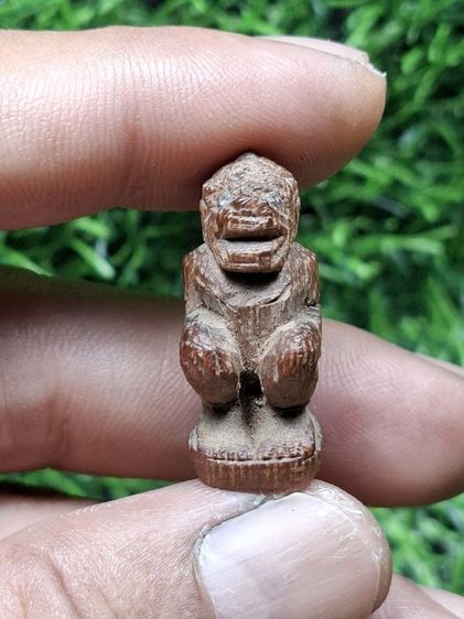 หนุมานไม้แกะเก่า จารยันต์ใต้ฐาน