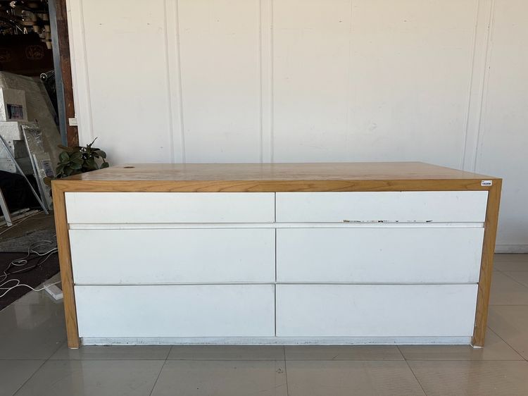 เคาน์เตอร์ 6 ลิ้นชัก ท็อปมีรูร้อยสายไฟ โครงไม้ MDF สีบีชลายไม้ 