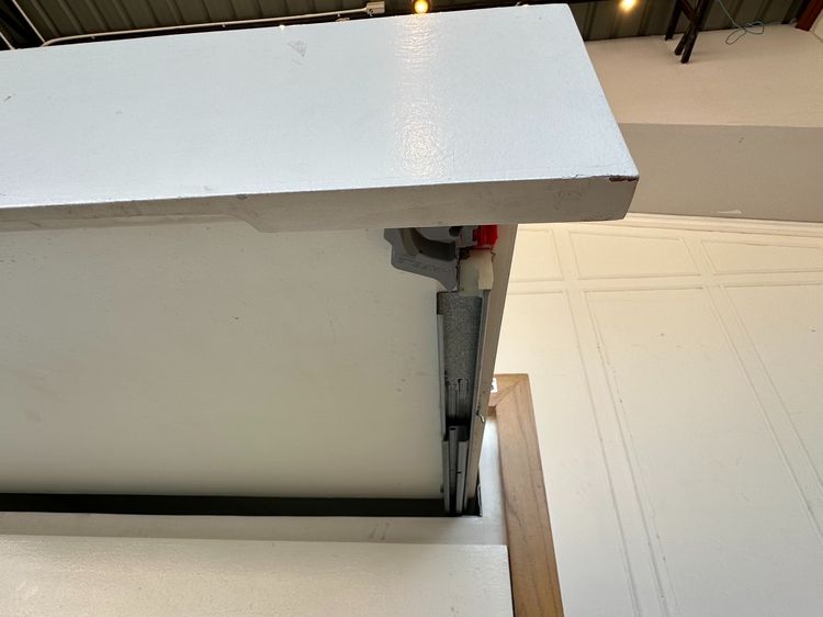 เคาน์เตอร์ 6 ลิ้นชัก ท็อปมีรูร้อยสายไฟ โครงไม้ MDF สีบีชลายไม้  รูปที่ 17