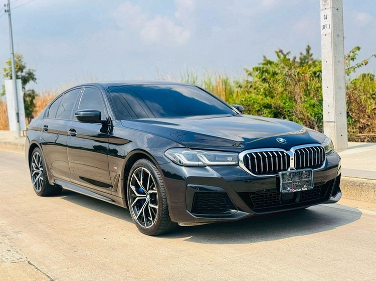 BMW Series 5 2022 530e Sedan ปลั๊กอินไฮบริด (PHEV) เกียร์อัตโนมัติ ดำ รูปที่ 3