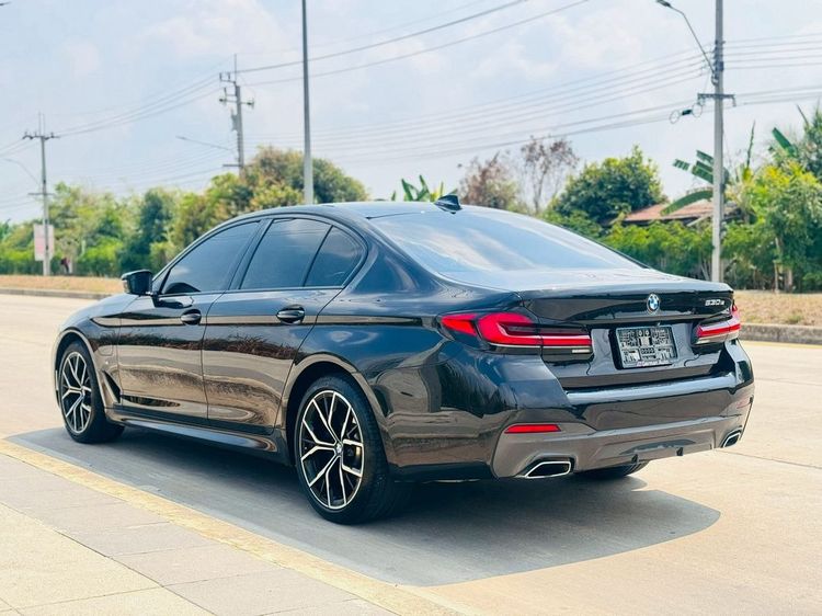 BMW Series 5 2022 530e Sedan ปลั๊กอินไฮบริด (PHEV) เกียร์อัตโนมัติ ดำ รูปที่ 4