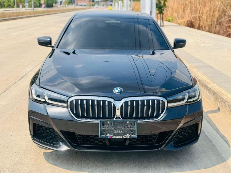 BMW Series 5 2022 530e Sedan ปลั๊กอินไฮบริด (PHEV) เกียร์อัตโนมัติ ดำ รูปที่ 2