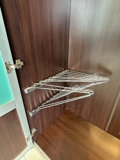 ตู้เสื้อผ้า 4 บานเปิด 4 ลิ้นชัก หน้าบานกระจกเงาครึ่งตัว โครงไม้ MDF สีน้ำตาล รูปที่ 14