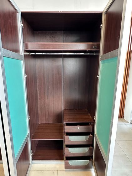 ตู้เสื้อผ้า 4 บานเปิด 4 ลิ้นชัก หน้าบานกระจกเงาครึ่งตัว โครงไม้ MDF สีน้ำตาล รูปที่ 15