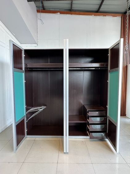 ตู้เสื้อผ้า 4 บานเปิด 4 ลิ้นชัก หน้าบานกระจกเงาครึ่งตัว โครงไม้ MDF สีน้ำตาล รูปที่ 10