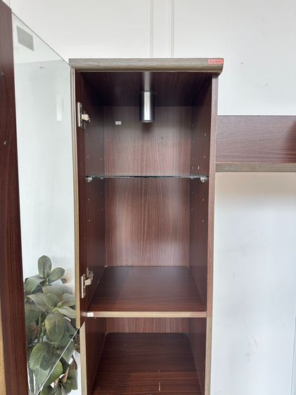 ตู้โชว์ แบรนด์ KEEP โครงไม้ MDF สีน้ำตาล มือจับพลาสติก  รูปที่ 12