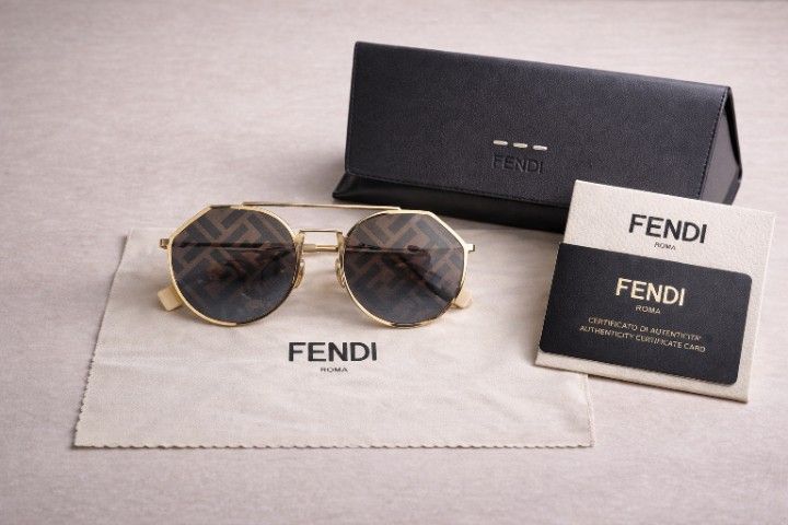 ขายแว่นกันแดด FENDI แท้
กรอบโลหะสีทอง เลนส์ลาย FF สวยหรู ใส่แล้วดูแพงมาก
สภาพ : มือสอง สภาพดี 