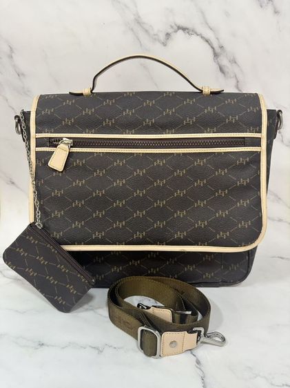 กระเป๋ายี่ห้อ  HOW Tote Bagไม่เคยใช้ ไม่มีตำหนิ สามารถใส่เอกสาร สำหรับถือและสะพาย ได้ทั้ง 2 แบบ