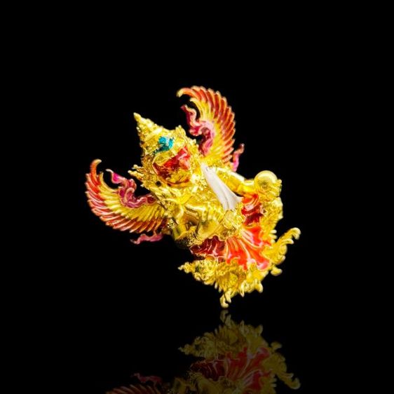 พญาครุฑหล่อลอยองค์ ครุฑน้อยธรรมชัย เศรษฐีพันล้าน  วัดธรรมชัยมงคล จ.เชียงใหม่ เนื้อชุบทองลงยา
พิมพ์ใหญ่ ขนาดสูง 3 CM รูปที่ 3