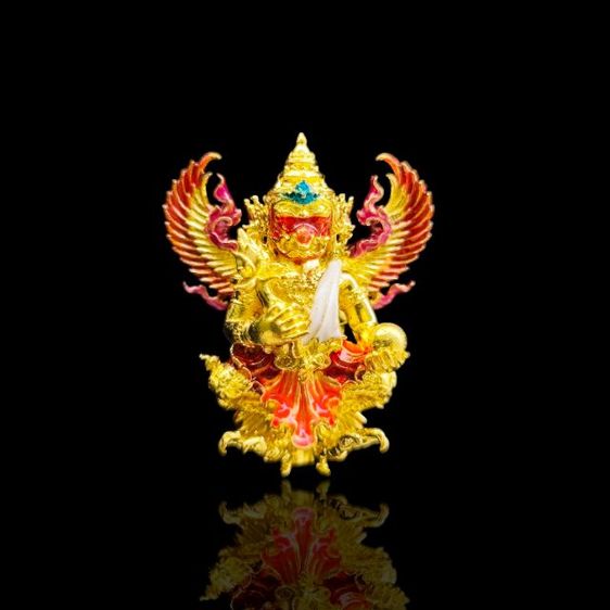 พญาครุฑหล่อลอยองค์ ครุฑน้อยธรรมชัย เศรษฐีพันล้าน  วัดธรรมชัยมงคล จ.เชียงใหม่ เนื้อชุบทองลงยา
พิมพ์ใหญ่ ขนาดสูง 3 CM