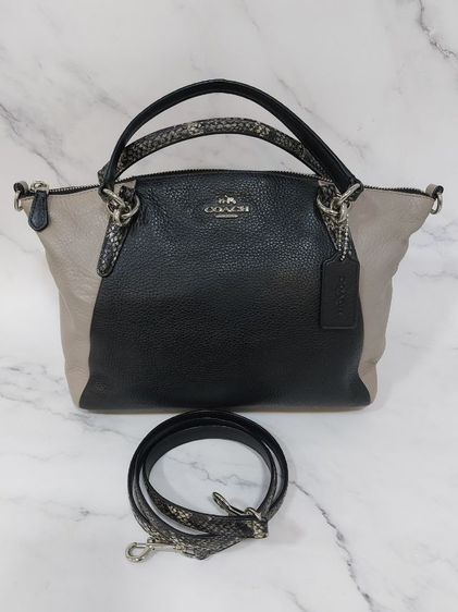 Coach รุ่น Coach Kelsey Satchel in Exotic Embossed Lether ใหม่และสวยมาก มีความเก๋มากๆ. ตรงที่นำหนังงูมาตกแต่งสายสั้น สายยาวและอีกหลายจุด