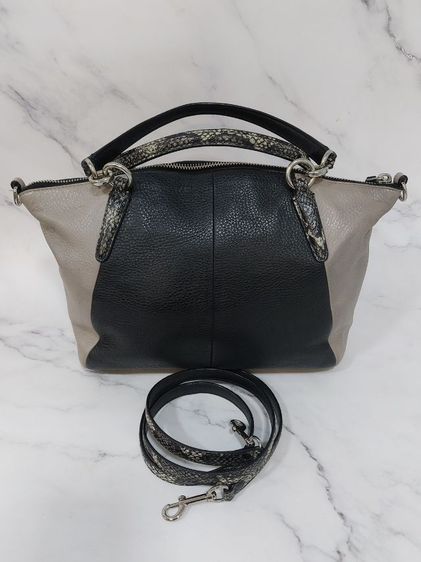 Coach รุ่น Coach Kelsey Satchel in Exotic Embossed Lether ใหม่และสวยมาก มีความเก๋มากๆ. ตรงที่นำหนังงูมาตกแต่งสายสั้น สายยาวและอีกหลายจุด รูปที่ 2