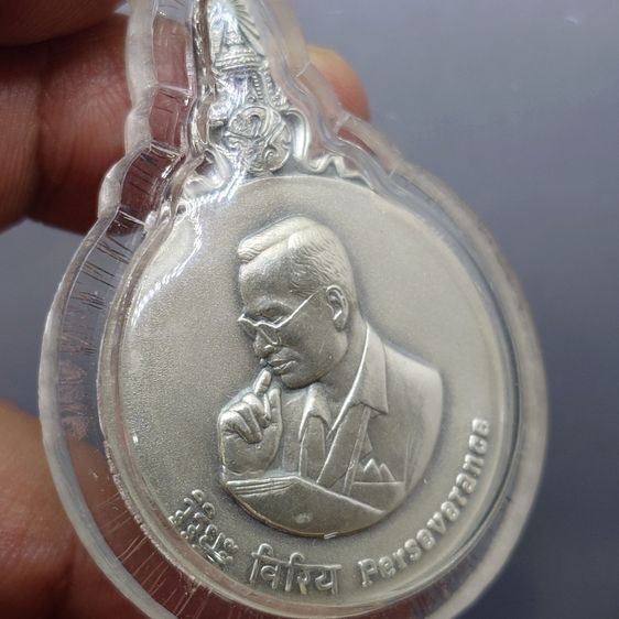 เหรียญพระมหาชนก เนื้อเงิน พิมพ์ใหญ่ บล็อก ป ขาด ปี2539 เลี่ยมเก็บผิวสวยๆ พร้อมหนังสือพระราชนิพนธ์ รูปที่ 4