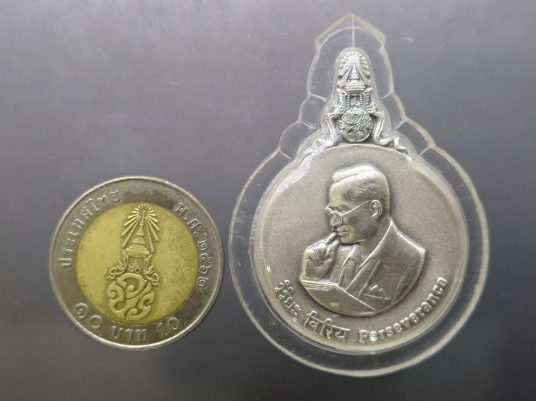 เหรียญพระมหาชนก เนื้อเงิน พิมพ์ใหญ่ บล็อก ป ขาด ปี2539 เลี่ยมเก็บผิวสวยๆ พร้อมหนังสือพระราชนิพนธ์ รูปที่ 6