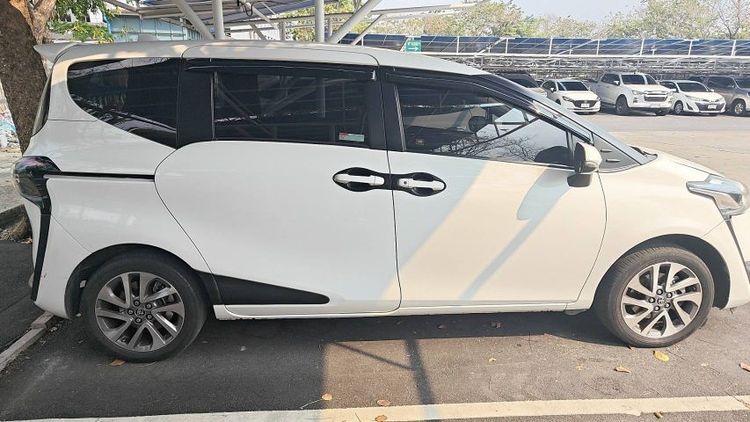 รถ Toyota Sienta 1.5 V สี ขาว