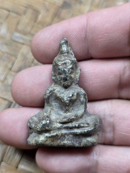 พระยอดธงเก่าๆเนื้อชิน