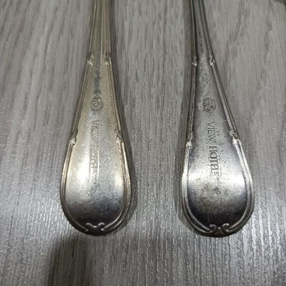 ช้อนซุปและช้อนกาแฟสีเงิน