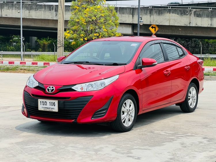 รถ Toyota Yaris ATIV 1.2 E สี แดง