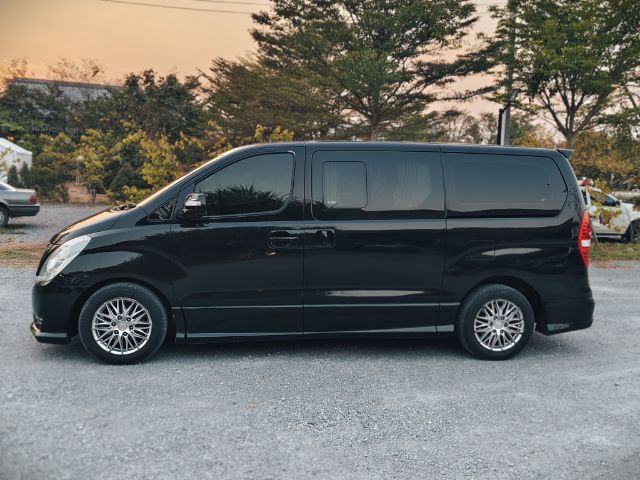 Hyundai H-1  2017 2.5 GRAND STAREX ดีเซล เกียร์อัตโนมัติ ดำ รูปที่ 2