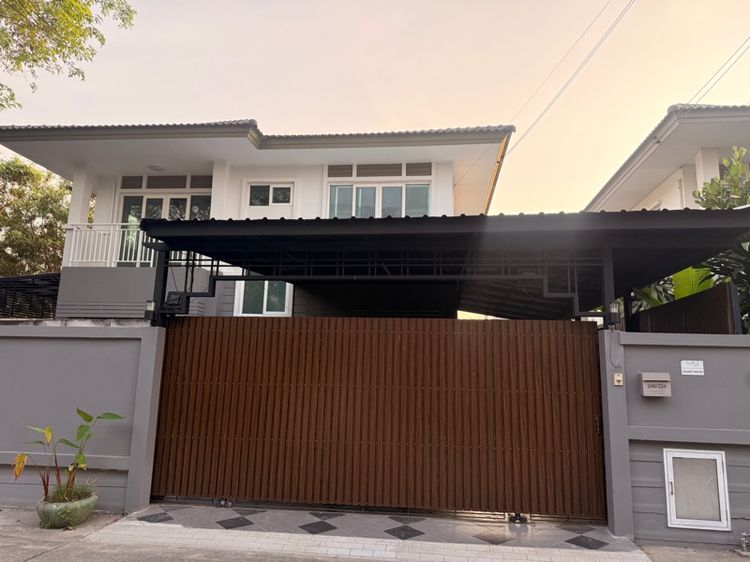 อื่นๆ มีบางส่วน 2015 ไม่ใช่ ขายบ้านเดี่ยว คุณภัทร 6  จอดรถในบ้านได้6 คัน