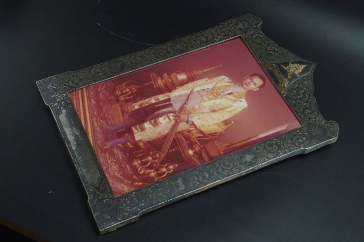 กรอบพระรูปเนื้อเงินแกะลาย ประดับตรากรมการรักษาดินแดน  รูปที่ 3
