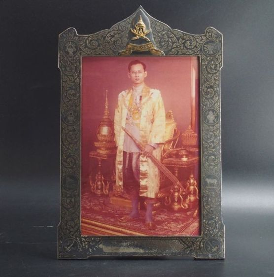 กรอบพระรูปเนื้อเงินแกะลาย ประดับตรากรมการรักษาดินแดน  รูปที่ 4
