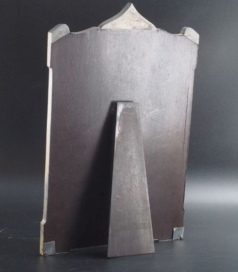 กรอบพระรูปเนื้อเงินแกะลาย ประดับตรากรมการรักษาดินแดน  รูปที่ 2