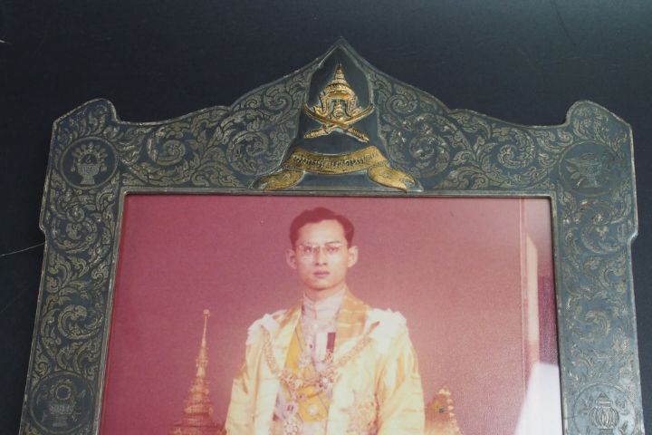 กรอบพระรูปเนื้อเงินแกะลาย ประดับตรากรมการรักษาดินแดน  รูปที่ 6