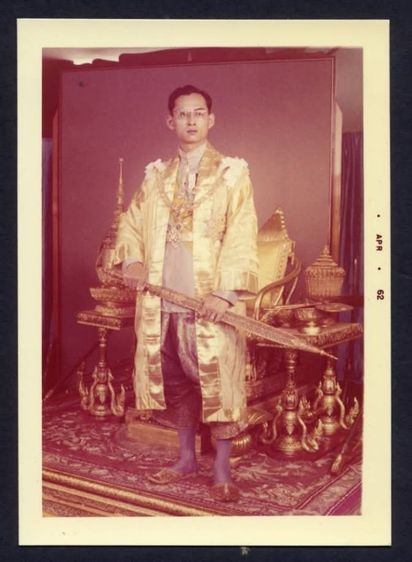 เฟอร์นิเจอร์เก่า กรอบพระรูปเนื้อเงินแกะลาย ประดับตรากรมการรักษาดินแดน 