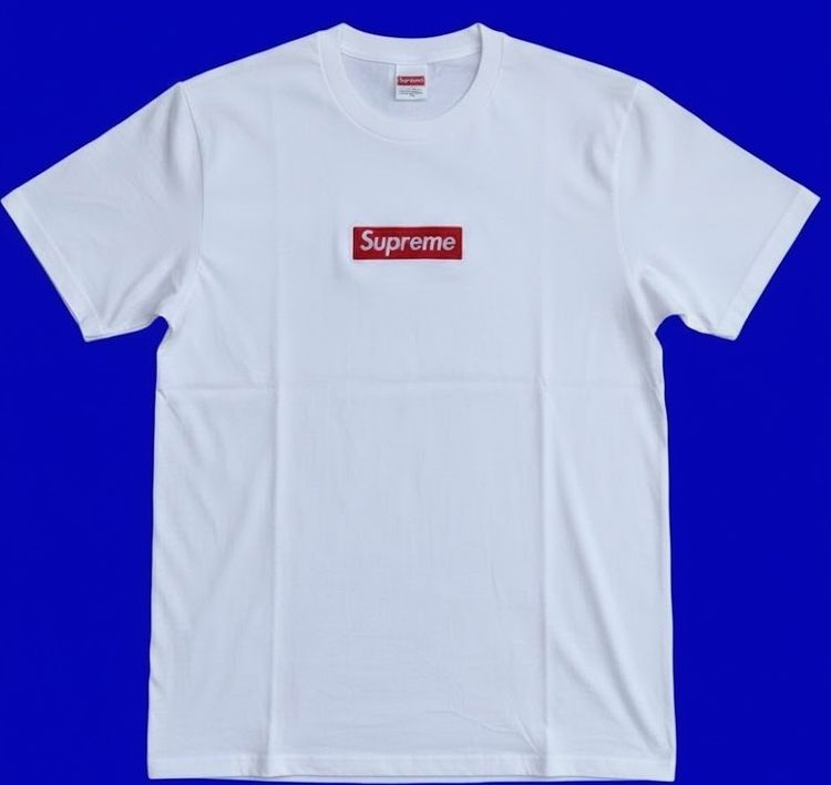 เสื้อทีเชิ้ต EU 42 ขาว แขนสั้น Supreme FW23 Box Logo Tee The 20th Anniversary edition.