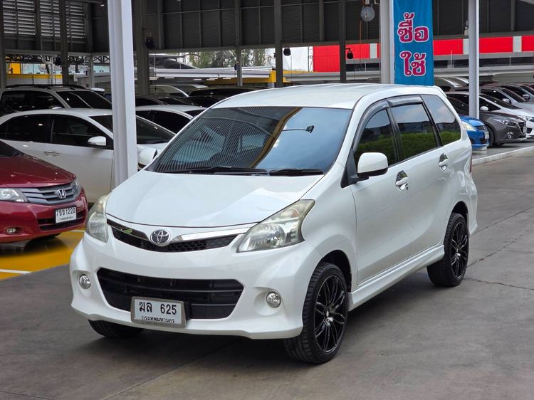 รถ Toyota Avanza 1.5 S สี ขาว