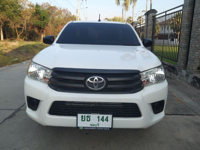 รถ Toyota Hilux Revo 2.4 J สี ขาว