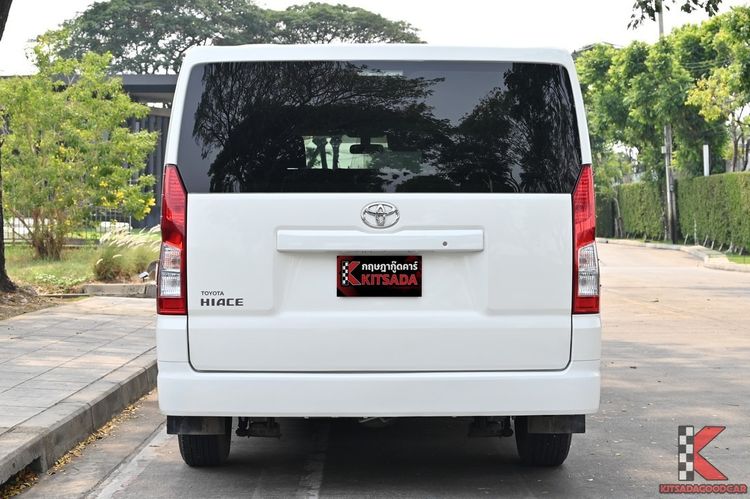Toyota Hiace 2021 2.8 economy Van ดีเซล ไม่ติดแก๊ส เกียร์ธรรมดา ขาว รูปที่ 4